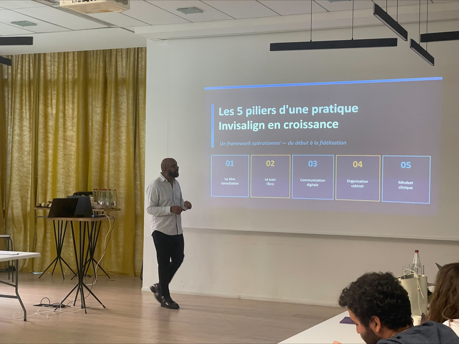 « Les cinq piliers d'une pratique Invisalign en croissance » : une journée de formation pour des confrères.