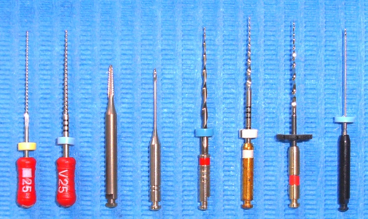Les instruments d'endodontie : limes manuelles et rotatives (illustration). Photo : Michele Gardini, CC BY-SA 3.0, Wikimedia Commons.