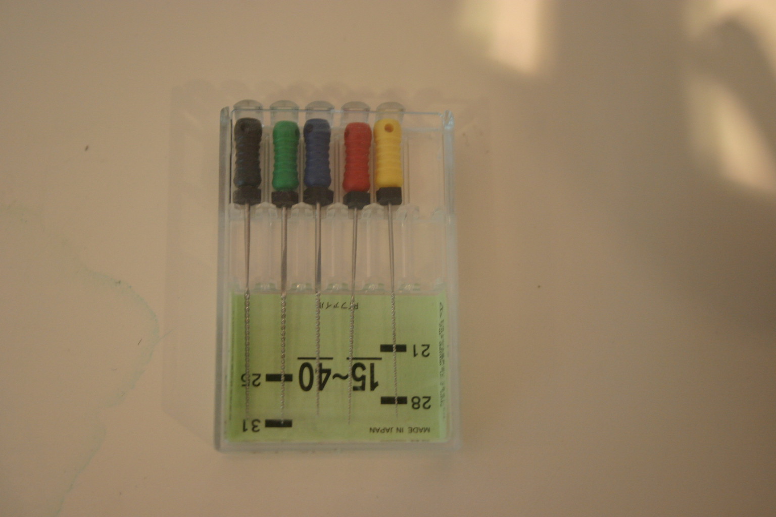 Limes endodontiques graduées. Photo : Hanabishi, CC BY-SA 3.0, Wikimedia Commons.
